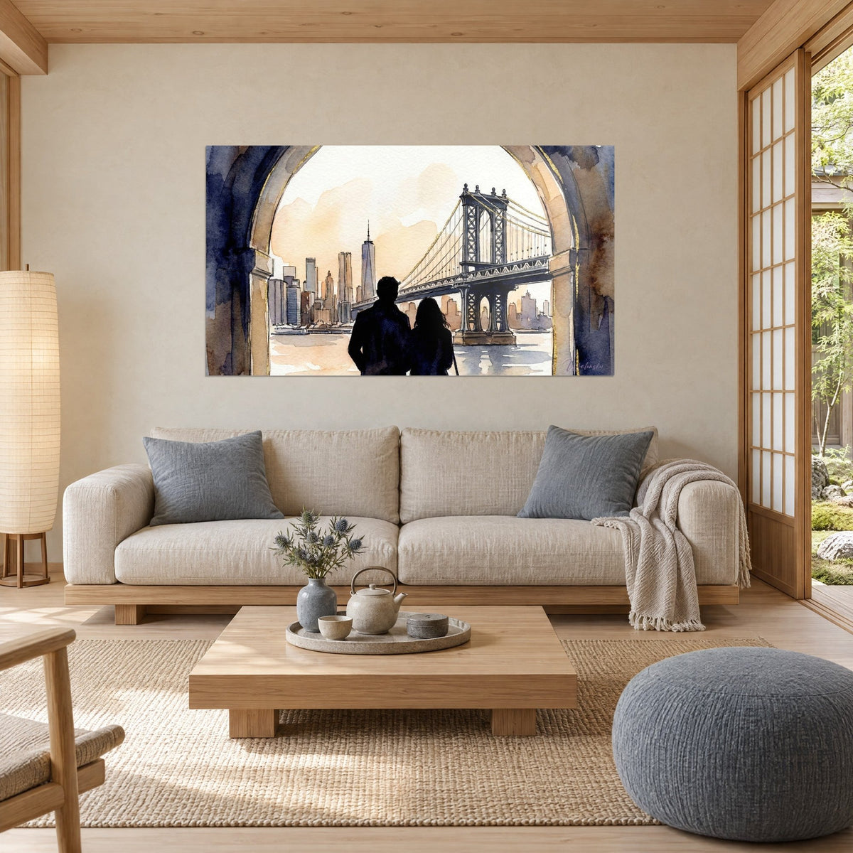 Schilderij silhouetten van een stel onder een okerkleurige boog, hangbrug in nachtblauw en wolkenkrabbers, boven een bank in een lichte woonkamer