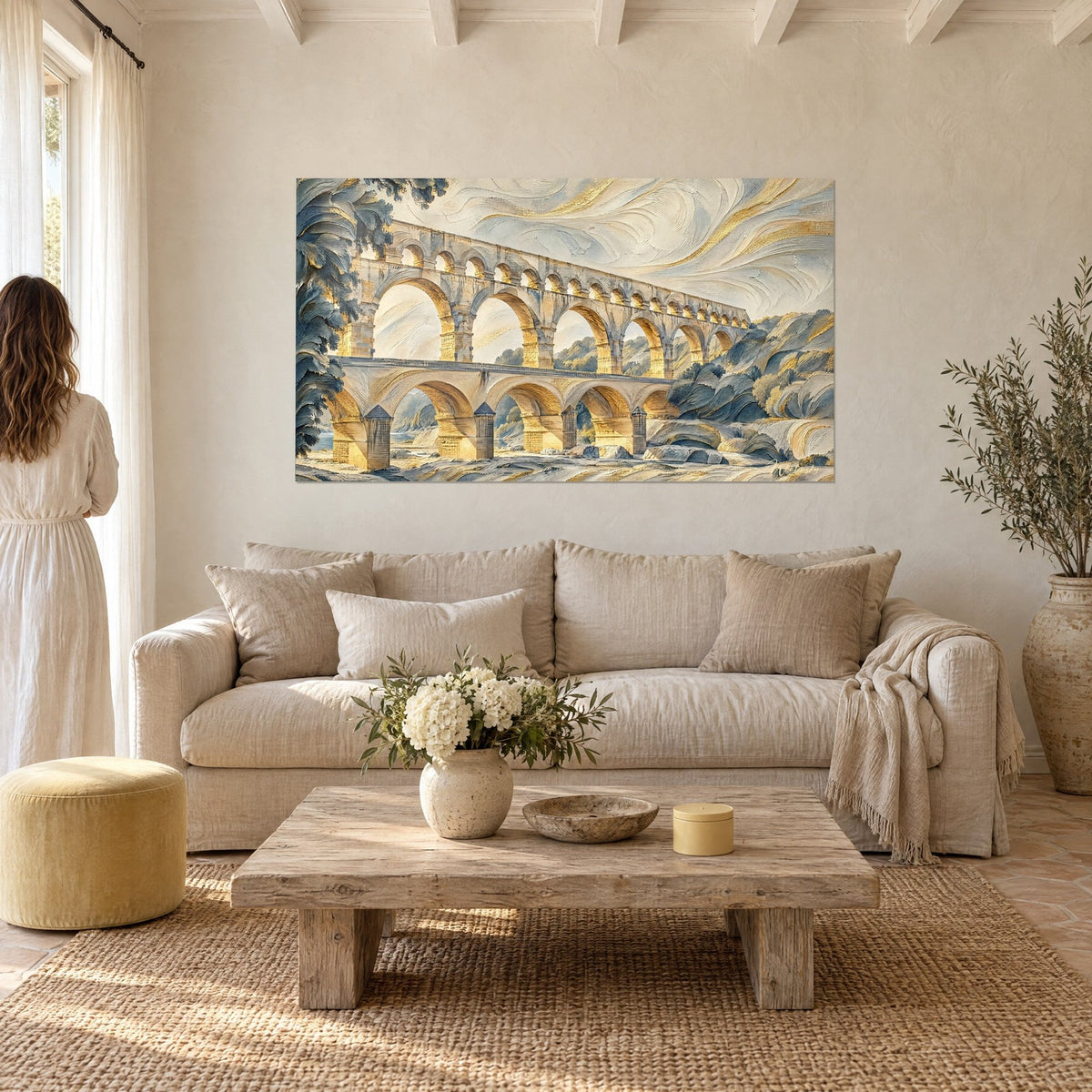 Gemälde römisches Aquädukt in Gold mit Steinbögen, cremefarbener wirbelnder Himmel, über einem Sofa in einem hellen Wohnzimmer aufgehängt