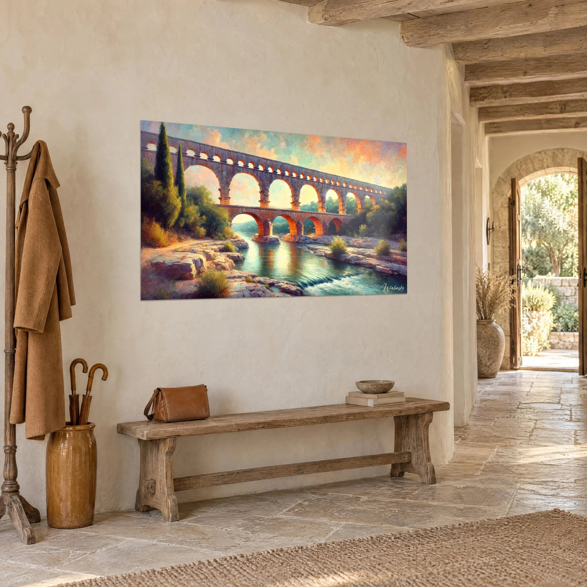 Obraz Pont du Gard z trzema piętrami łuków w odcieniach rdzy i cyprysowej zieleni, tynkowana ściana, drewniana ławka, kamienny dom