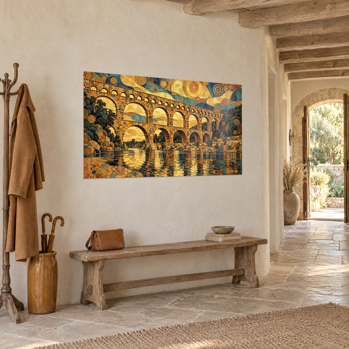 Obraz Pont du Gard z ochrowymi kamiennymi łukami, niebo ze złotych spiral i kaczego błękitu, obok starej drewnianej ławki