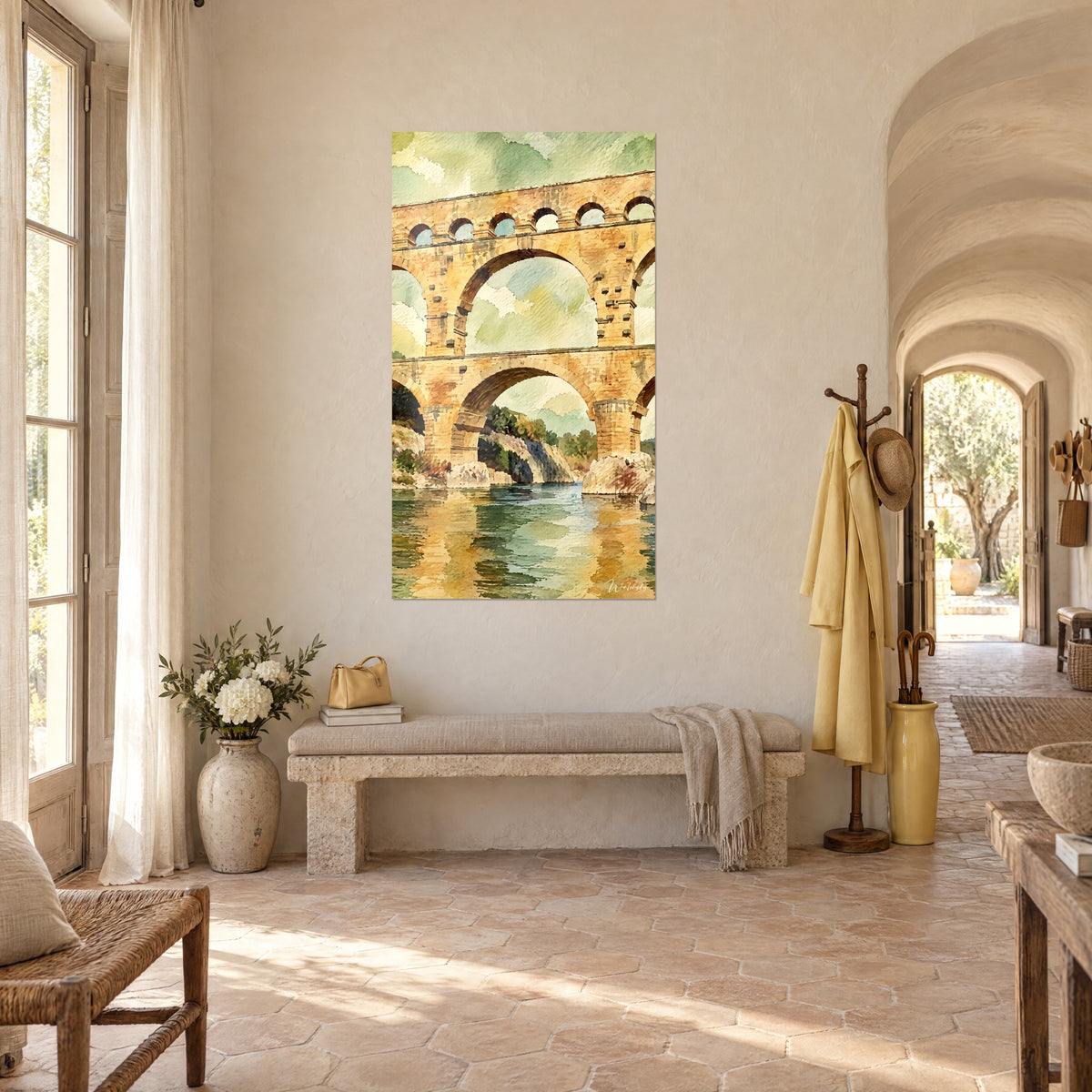 Trois niveaux d'arches en pierre ocre et ciel vert sauge, au-dessus d'un canapé dans un salon lumineux