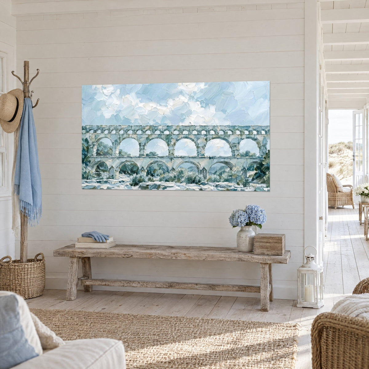 Gemälde Pont du Gard in pastosem Farbauftrag, drei Bogenreihen in Grüngrau, weiße und blaue Wolken, rustikale Holzbank in hellem Holz