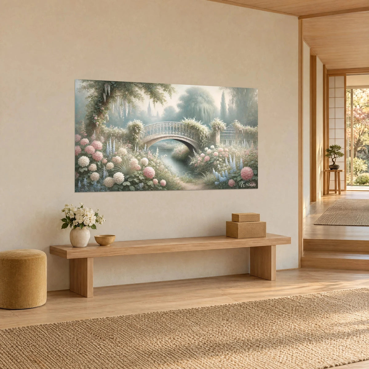 Quadro giardino romantico e arco bianco merlettato, delfinium azzurri, rose incipriate, foschia verde, panca di legno e pavimento di giunco
