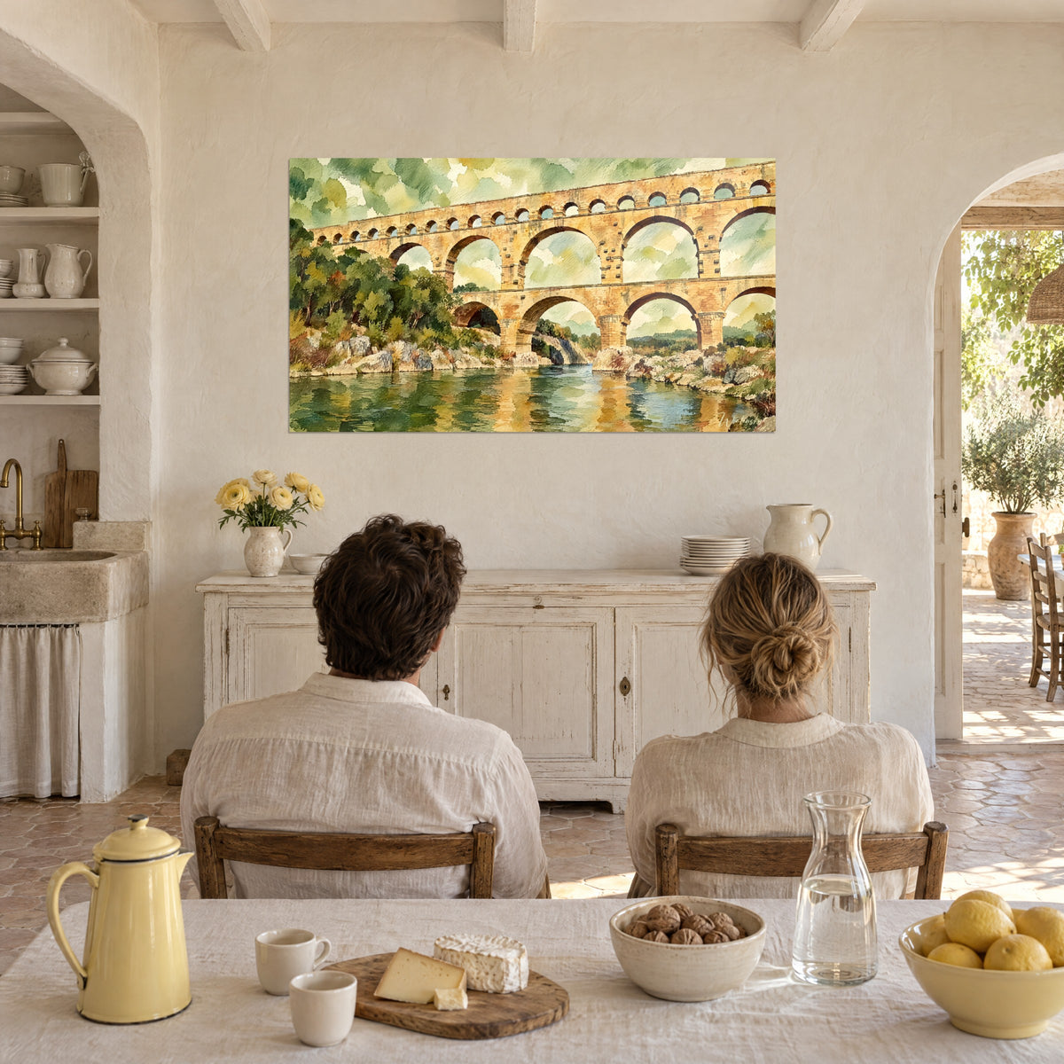 Gemälde antikes Viadukt aus goldenem Stein und Steineichen, Aquarell, betrachtet von einem Paar von hinten vor einem Tisch mit Zitronen, provenzalisches Landhaus