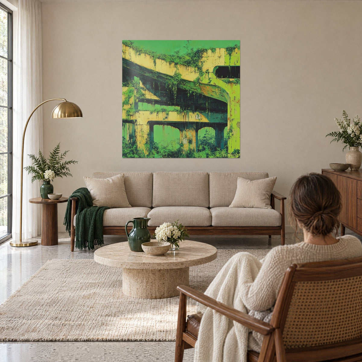 Tableau viaduc en ruine envahi de lierre, murs jaune paille et verts vifs, coulures verticales, au-dessus d'un canapé dans un salon lumineux