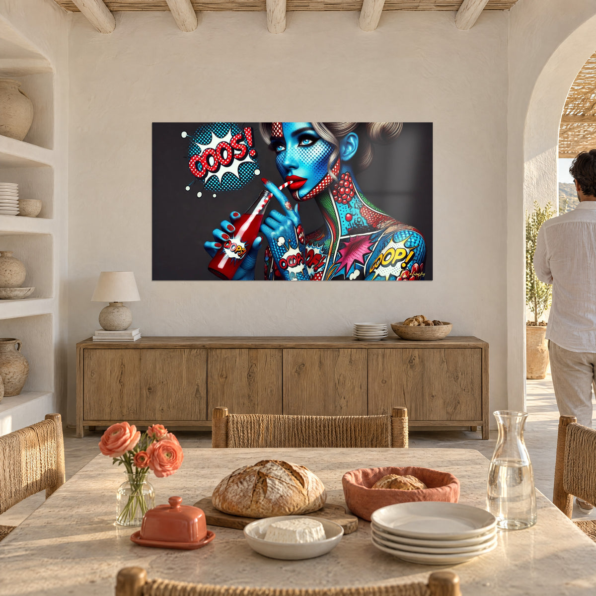 Πίνακας pop art γυναίκα που πίνει αναψυκτικό, ξανθά μαλλιά σηκωμένα, κόκκινες και ροζ λάμψεις σε μαύρο φόντο, τοίχος τραπεζαρίας