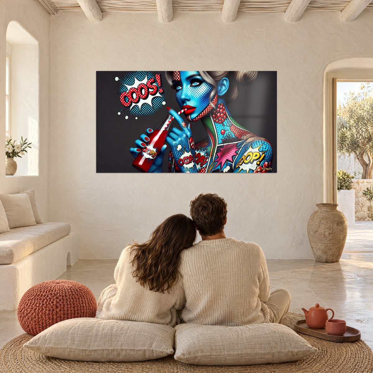 Πίνακας μπλε και κόκκινη pop art εικόνα, μπουκάλι και ριγέ καλαμάκι, απέναντι από ζευγάρι καθισμένο σε μαξιλάρια στο πάτωμα