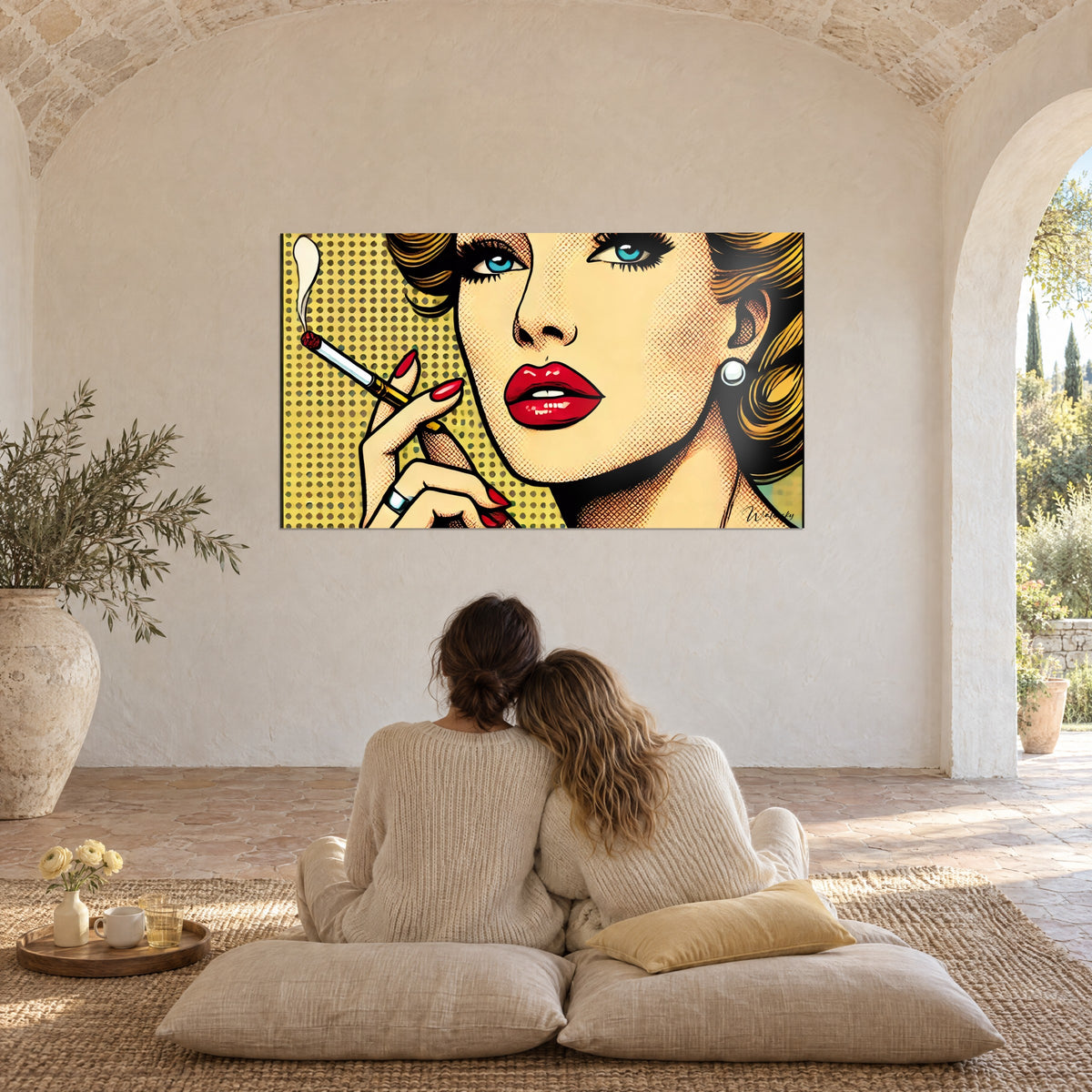 Obraz gwiazda pop art z purpurowymi ustami, miodowymi włosami i żółtym rastrem, podziwiana przez objęte się pary na poduszkach na podłodze