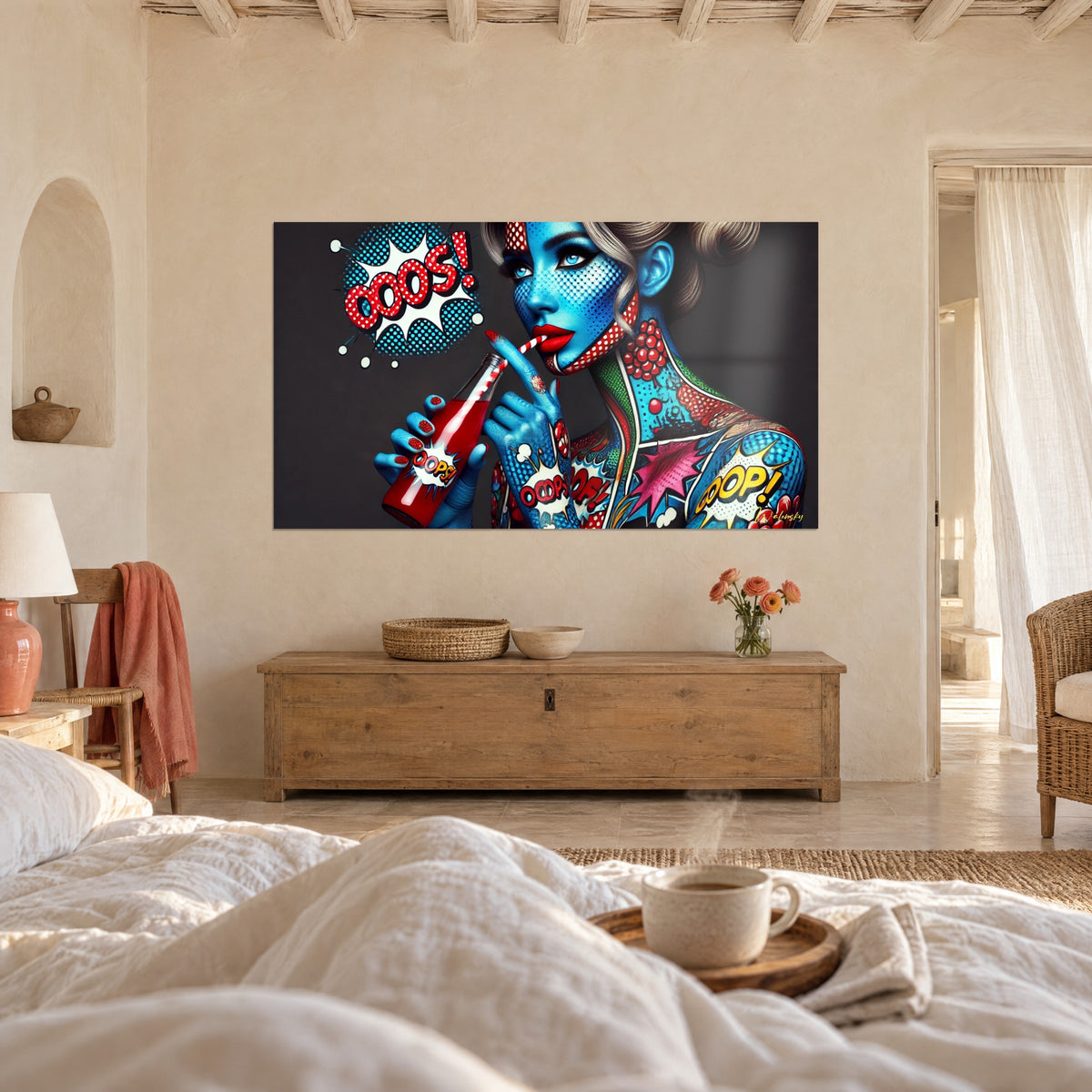 Πίνακας pop art μούσα με μπλε τραμάτ δέρμα, κόκκινη και κίτρινη φυσαλίδα OOPS, πάνω από κρεβάτι σε φωτεινή κρεβατοκάμαρα