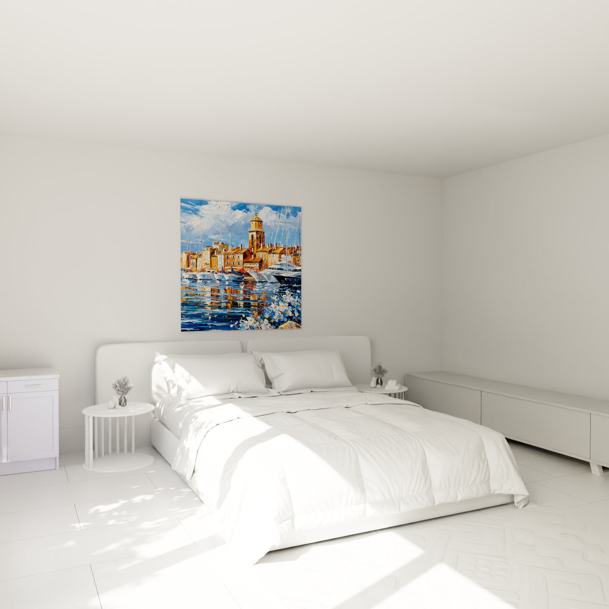 Voiliers blancs et façades ocre du Port de Saint-Tropez accrochés au-dessus d'un lit dans une chambre claire