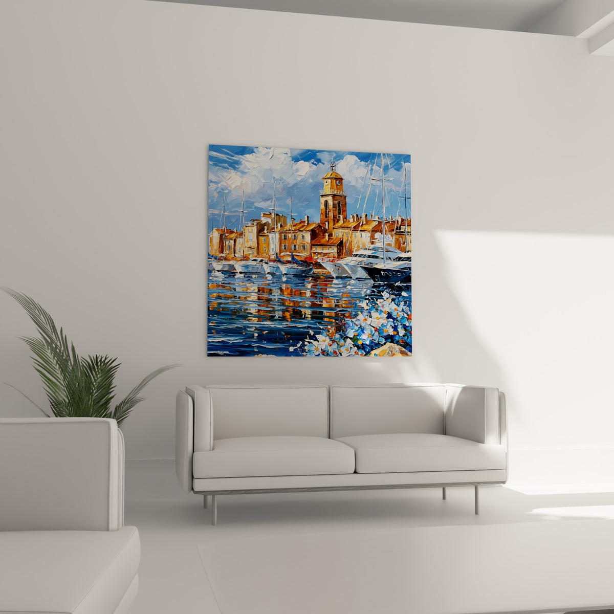 Reflets bleu marine et toitures dorées du Port de Saint-Tropez au-dessus d'un canapé dans un salon lumineux