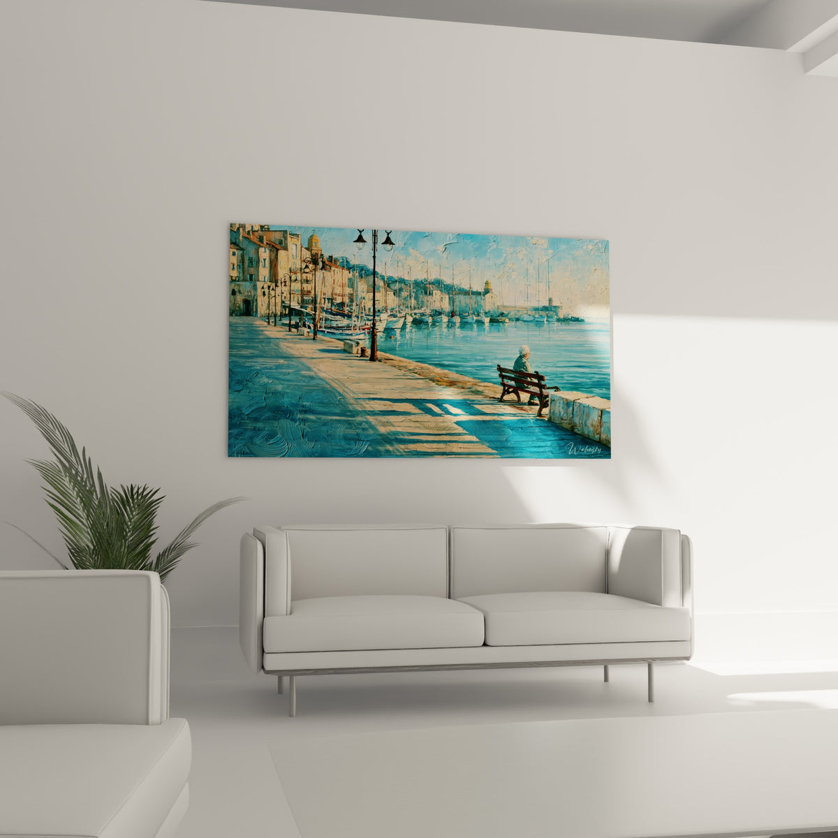 Banc en bois et personnage solitaire face à l'eau turquoise, tableau du Port de Saint-Tropez au-dessus d'un canapé dans un salon lumineux