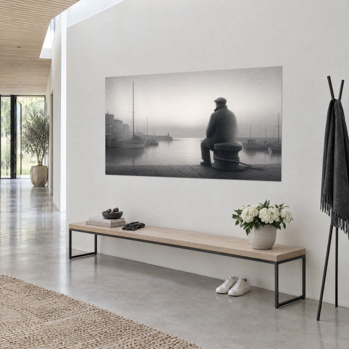 Tableau pêcheur à la casquette sur une bitte d'amarrage, voiliers en brume gris perle et noir fusain, mur blanc d'une maison d'architecte