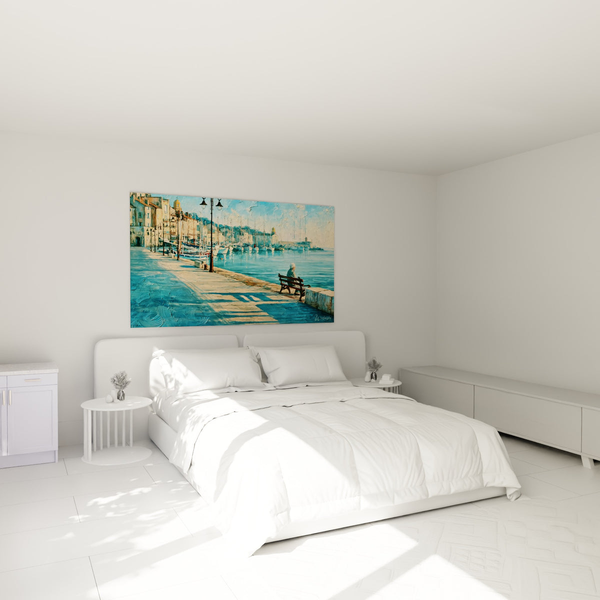 Voiliers alignés sous ciel bleu clair et quai sable, tableau du Port de Saint-Tropez au-dessus d'un lit dans une chambre claire