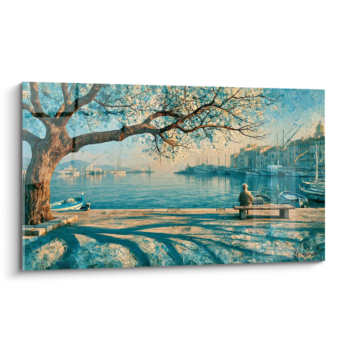 Arbre fleuri bleu et blanc surplombant le Port de Saint-Tropez, homme assis face à l'eau turquoise