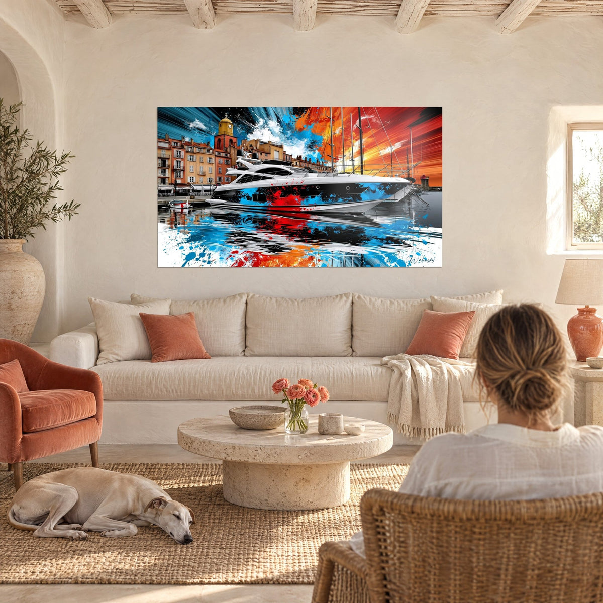 Tableau yacht blanc fendant l'eau, éclaboussures rouges et bleues, clocher doré, au-dessus d'un canapé dans un salon lumineux