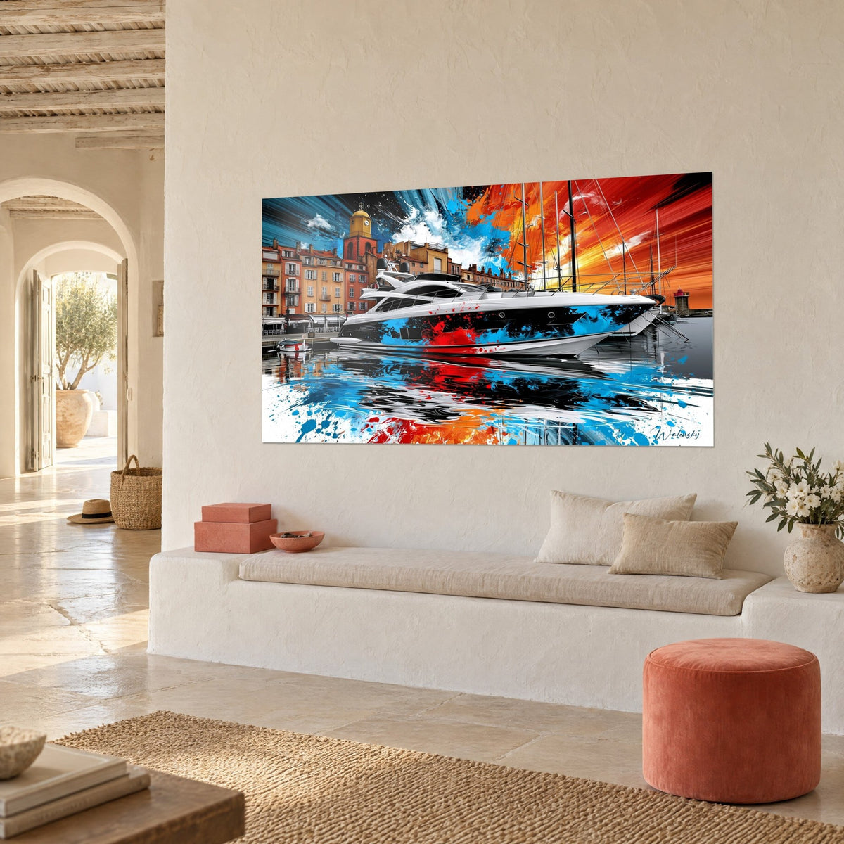 Tableau mégayacht argenté et coque noire striée de rouge vif, ciel orangé, port de Saint-Tropez, mur chaulé en vue de trois-quarts