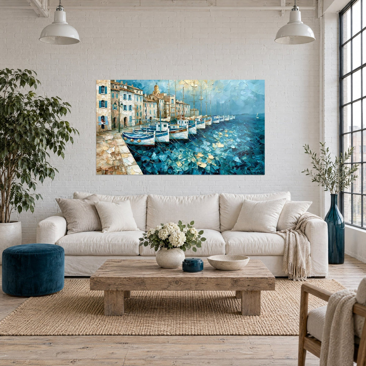 Quadro porto di Saint-Tropez a pittura a spatola, barche blu e facciate ocra, sopra un divano in un soggiorno luminoso