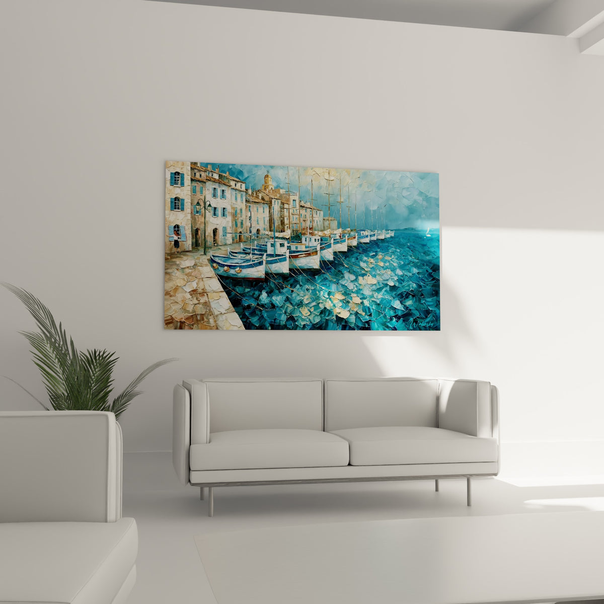 Quai animé du Port de Saint-Tropez aux teintes ocre et bleu marine, au-dessus d'un canapé dans un salon lumineux