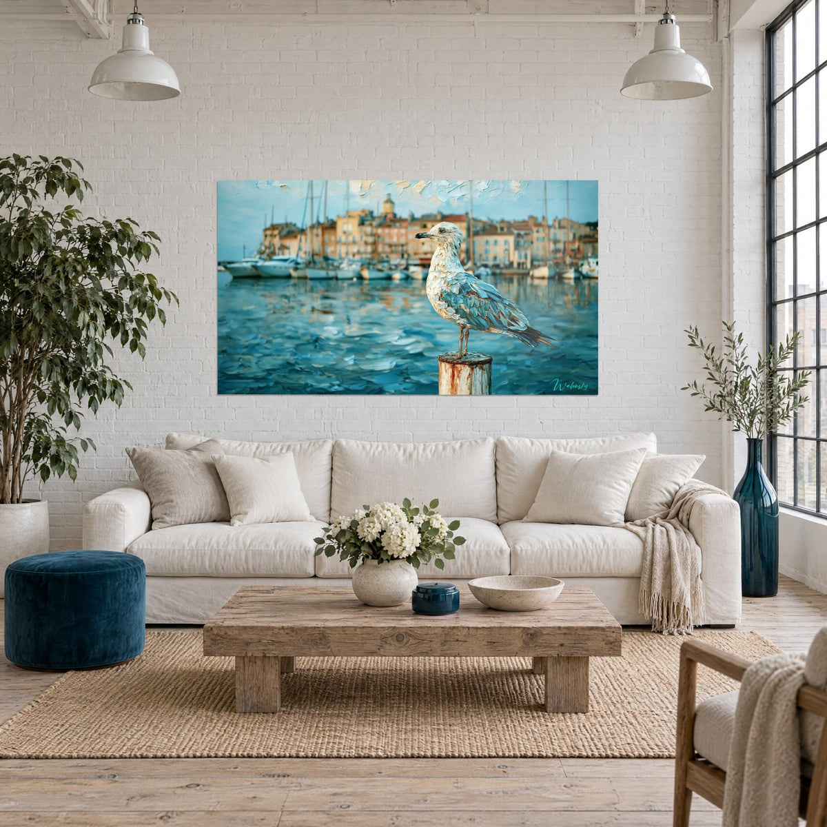 Tableau goéland perché sur un pieu rouillé, plumes bleu turquoise et blanc, port tropézien, au-dessus d'un canapé dans un salon lumineux