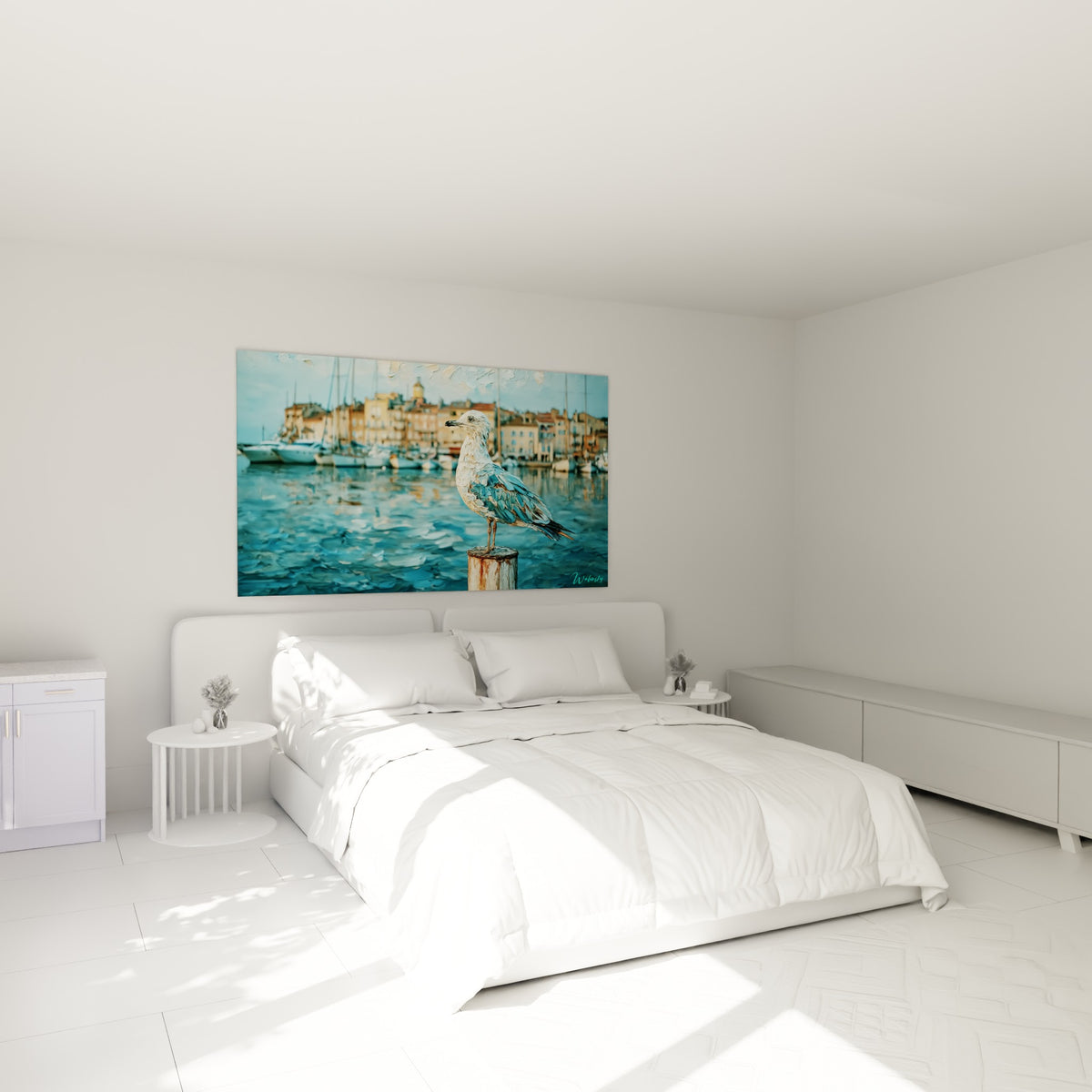 Mouette texturée bleu et blanc, port de Saint-Tropez, au-dessus d'un lit dans une chambre claire