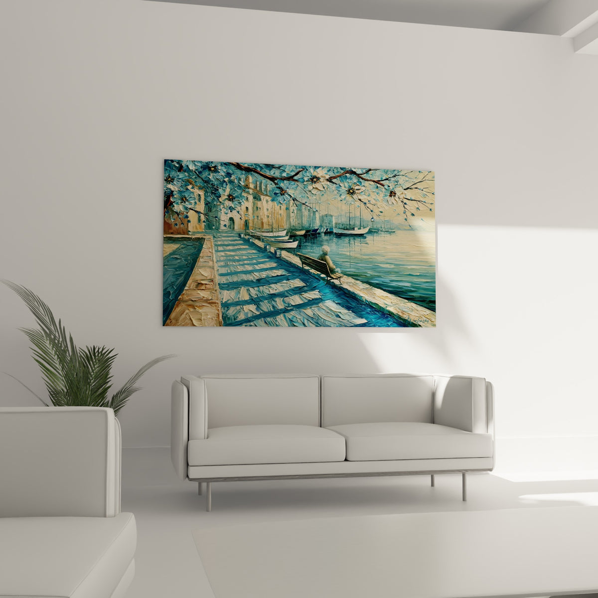 Quai pavé bleu marine et doré menant à l'eau, tableau Port de Saint-Tropez au-dessus d'un canapé dans un salon lumineux