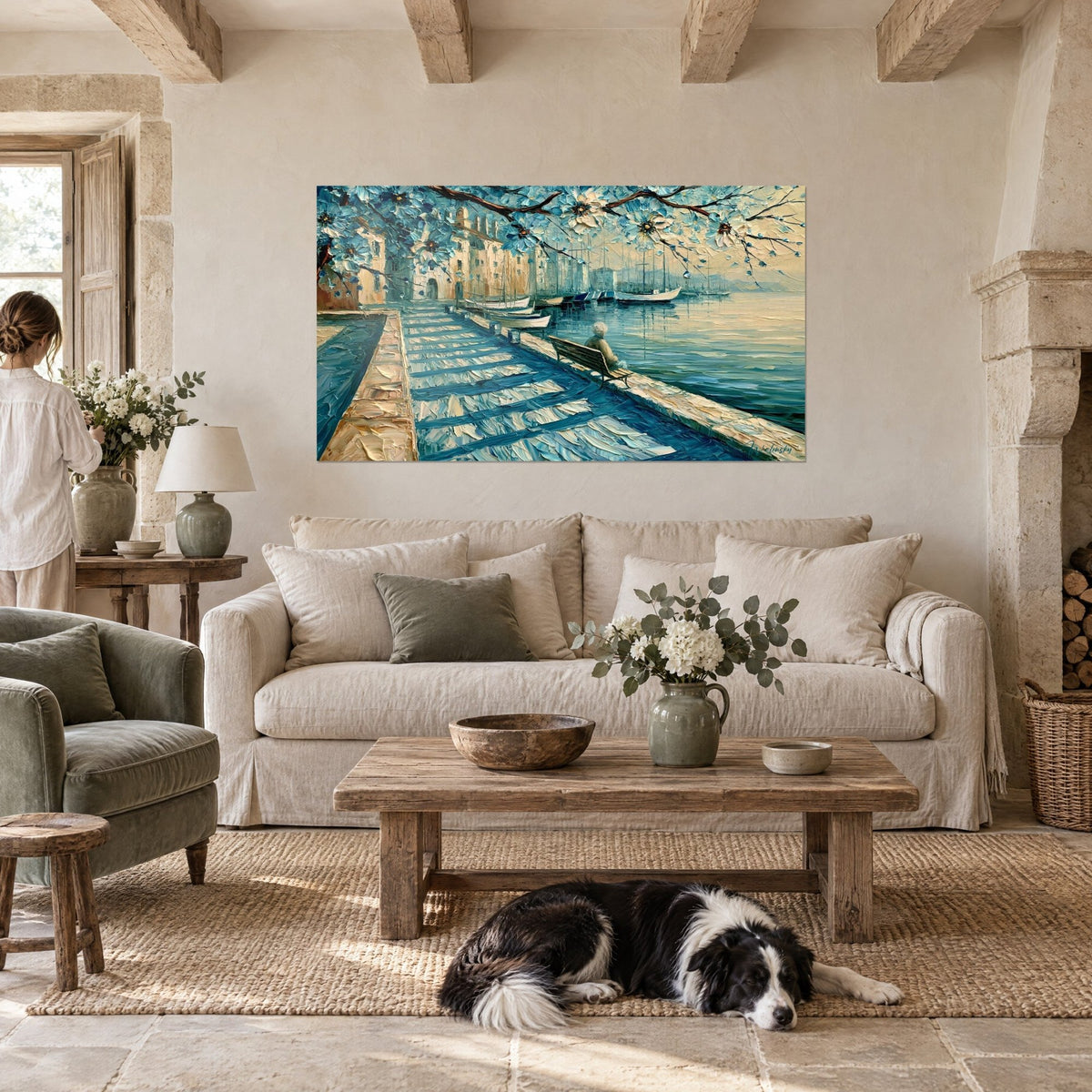 Gemälde Blumenkai in Blau und Gold, alte Dame auf der Bank mit Blick auf den Hafen, eine Frau und ein Collie, über einem Sofa in einem hellen Wohnzimmer