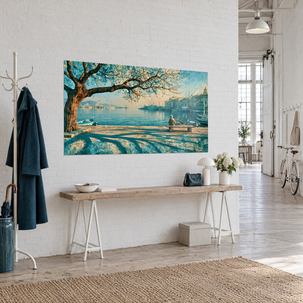 Tableau cerisier en fleurs ivoire et or surplombant un port aux eaux turquoise, voiliers amarrés, sur un mur blanc de loft d'artiste