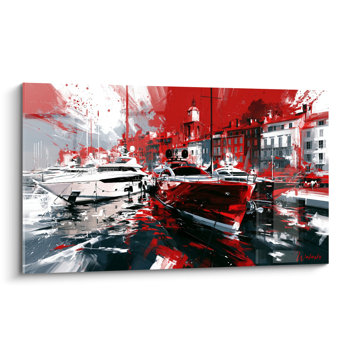 Yachts amarrés au Port de Saint-Tropez peints en rouge vif et blanc, clocher en fond gris