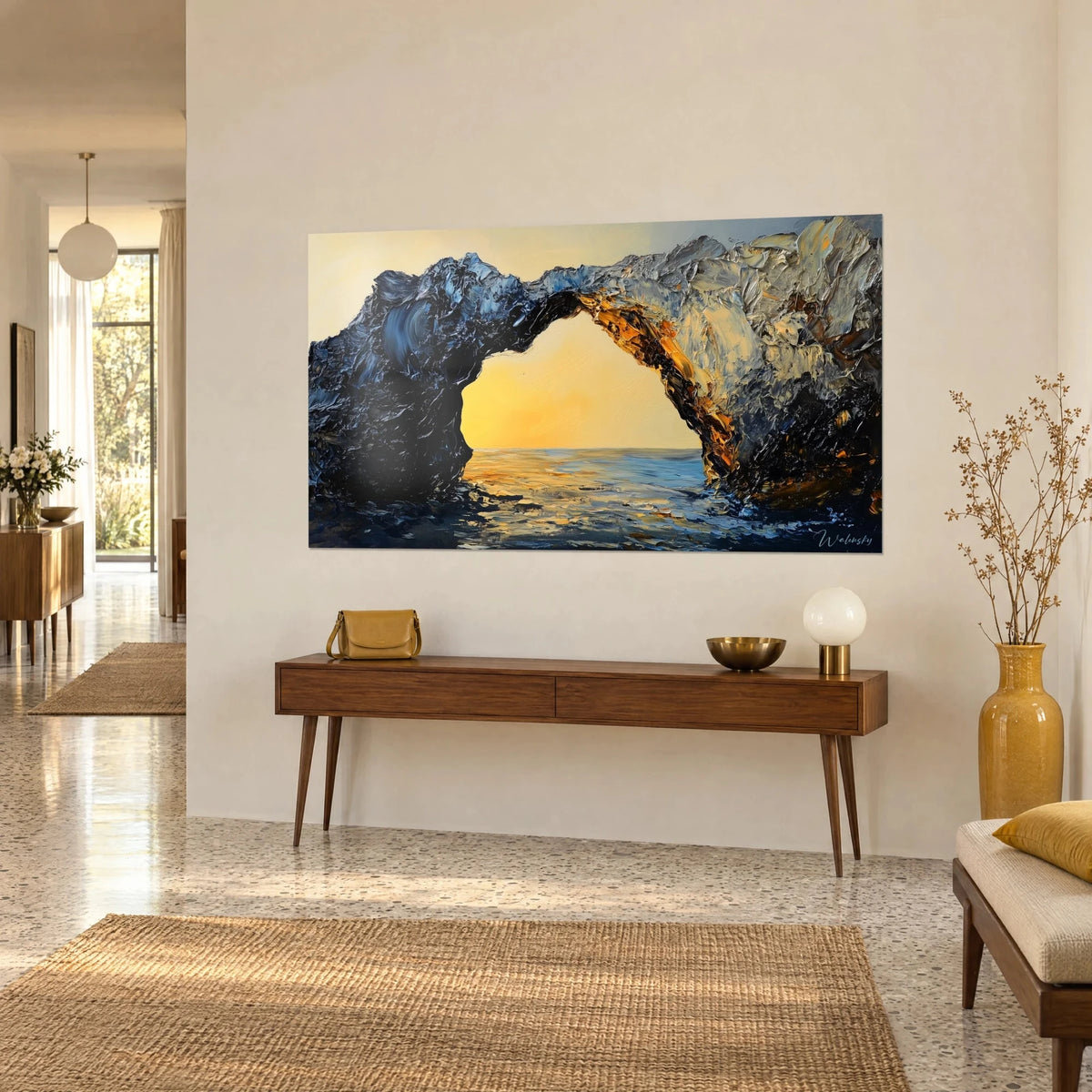 Quadro portale roccioso scolpito a impasto indaco e ocra su un orizzonte dorato, visto di tre quarti, sopra una consolle in legno