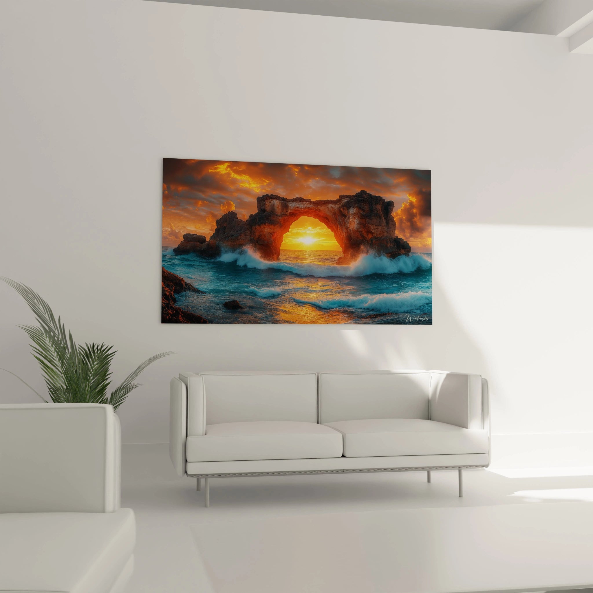 Un tableau figuratif d'une arche marine grise au coucher du soleil, soleil doré centré dans l'ouverture, mer agitée aux tons bleus et blancs
