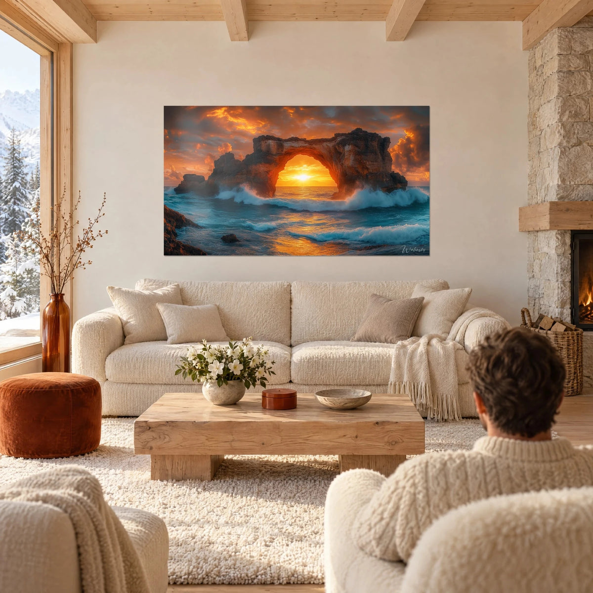 Quadro con arco di roccia scavato dalle onde, sole arancione al centro e mare turchese, sopra un divano in un soggiorno luminoso