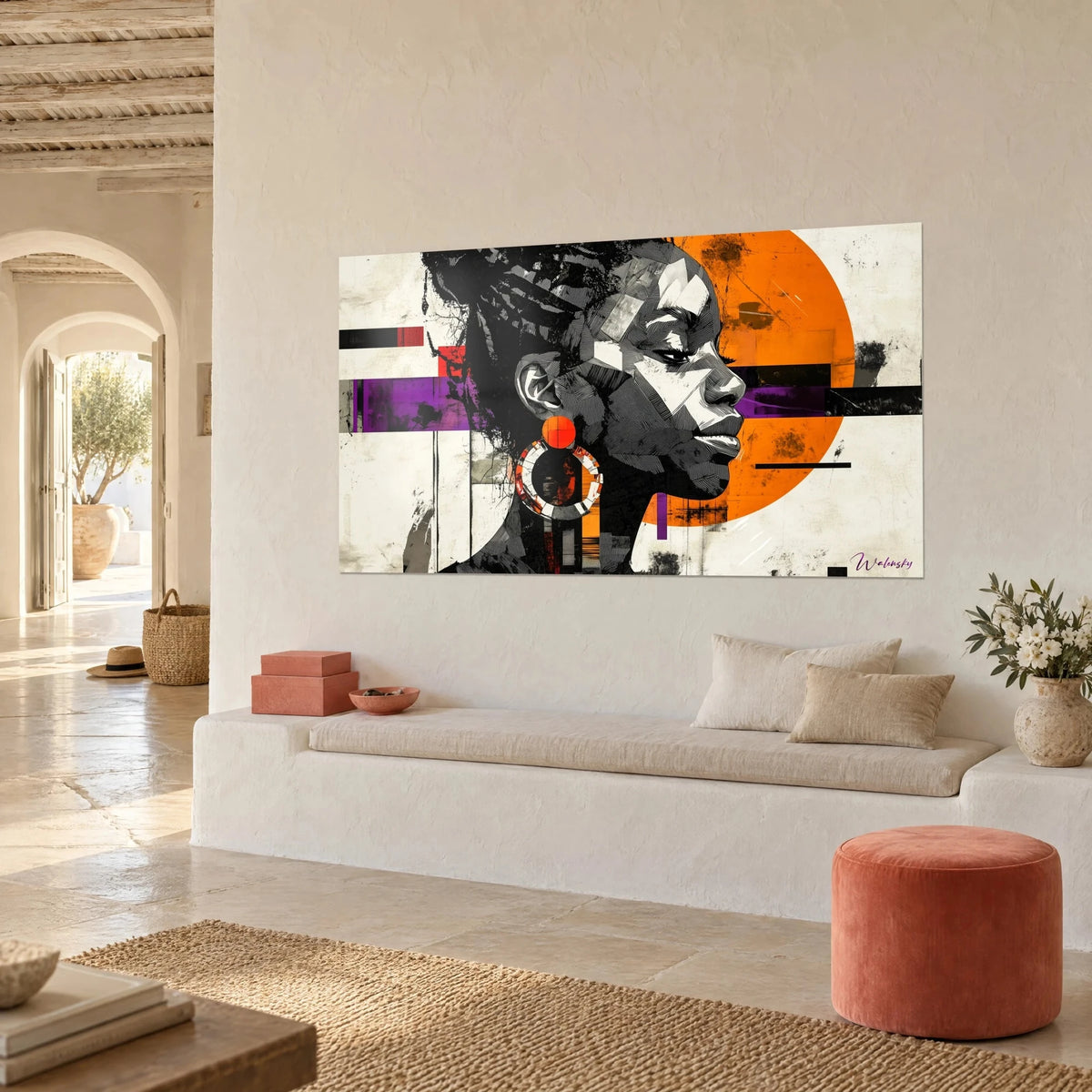 Cuadro rostro africano grabado en trazos negros y blancos frente a un sol naranja, pared beige, banqueta blanca