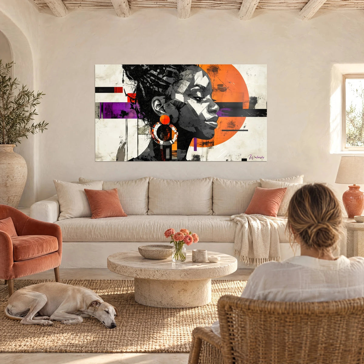 Cuadro retrato de perfil de una mujer negra, disco naranja y franjas moradas, sobre un sofá en un salón luminoso