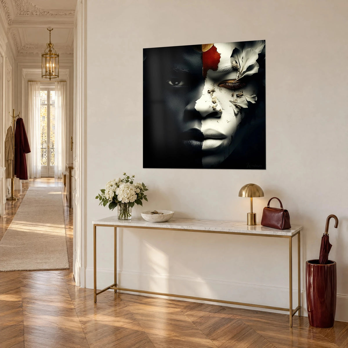 Cuadro máscara partida en dos, piel negra y mejilla blanca agrietada, pétalos blancos y párpado dorado, en una pared de estilo haussmanniano