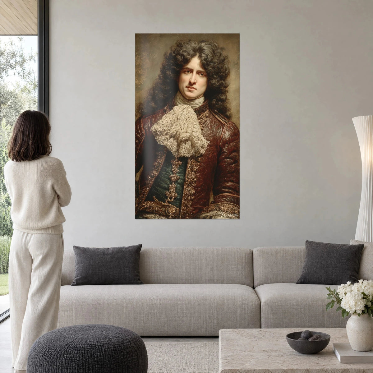 Tableau aristocrate à longue perruque bouclée, veste bordeaux et jabot de dentelle crème, au-dessus d'un canapé dans un salon lumineux