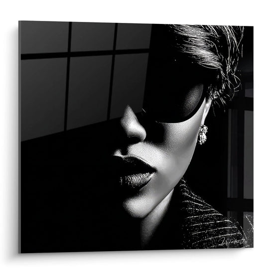 Quadro murale ritratto in bianco e nero di una donna elegante con occhiali da sole e accessori raffinati