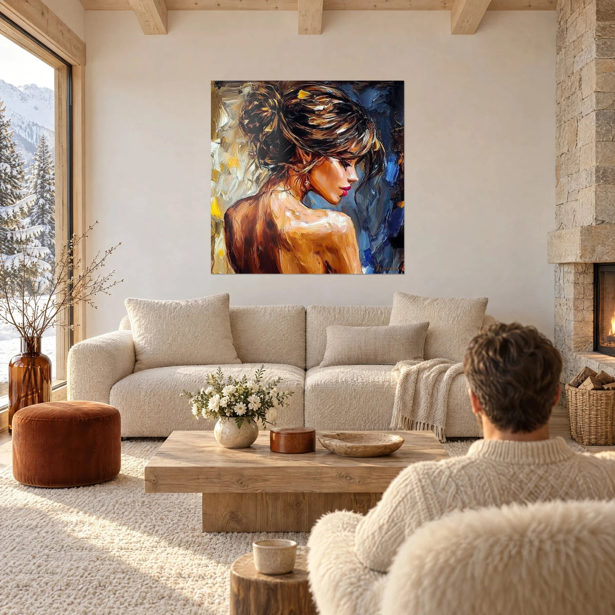 Tableau jeune femme de dos au chignon brun, épaules ocre et fond bleu nuit, au-dessus d'un canapé dans un salon lumineux