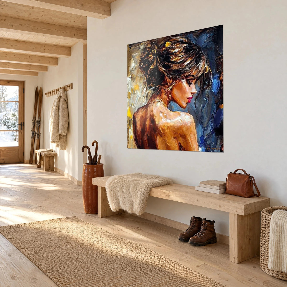 Tableau profil féminin aux lèvres carmin, dos nu ambré et touches dorées, accroché dans l'entrée d'un chalet boisé