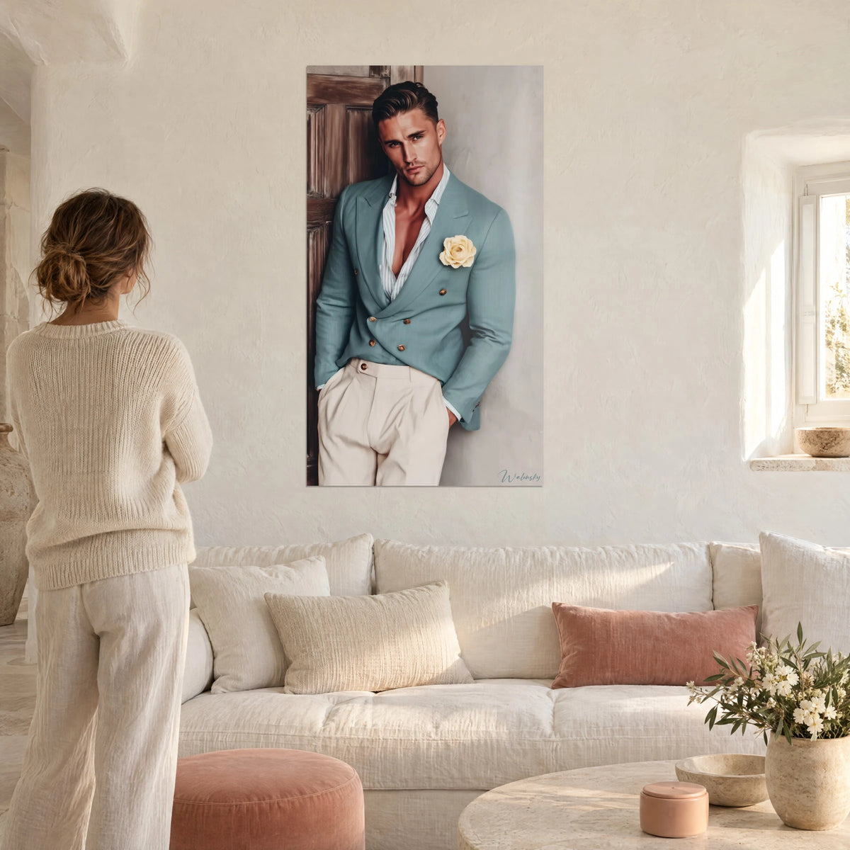 Cuadro hombre elegante con blazer turquesa apoyado en una puerta marrón, rosa crema, en un salón, sobre el sofá de un salón luminoso