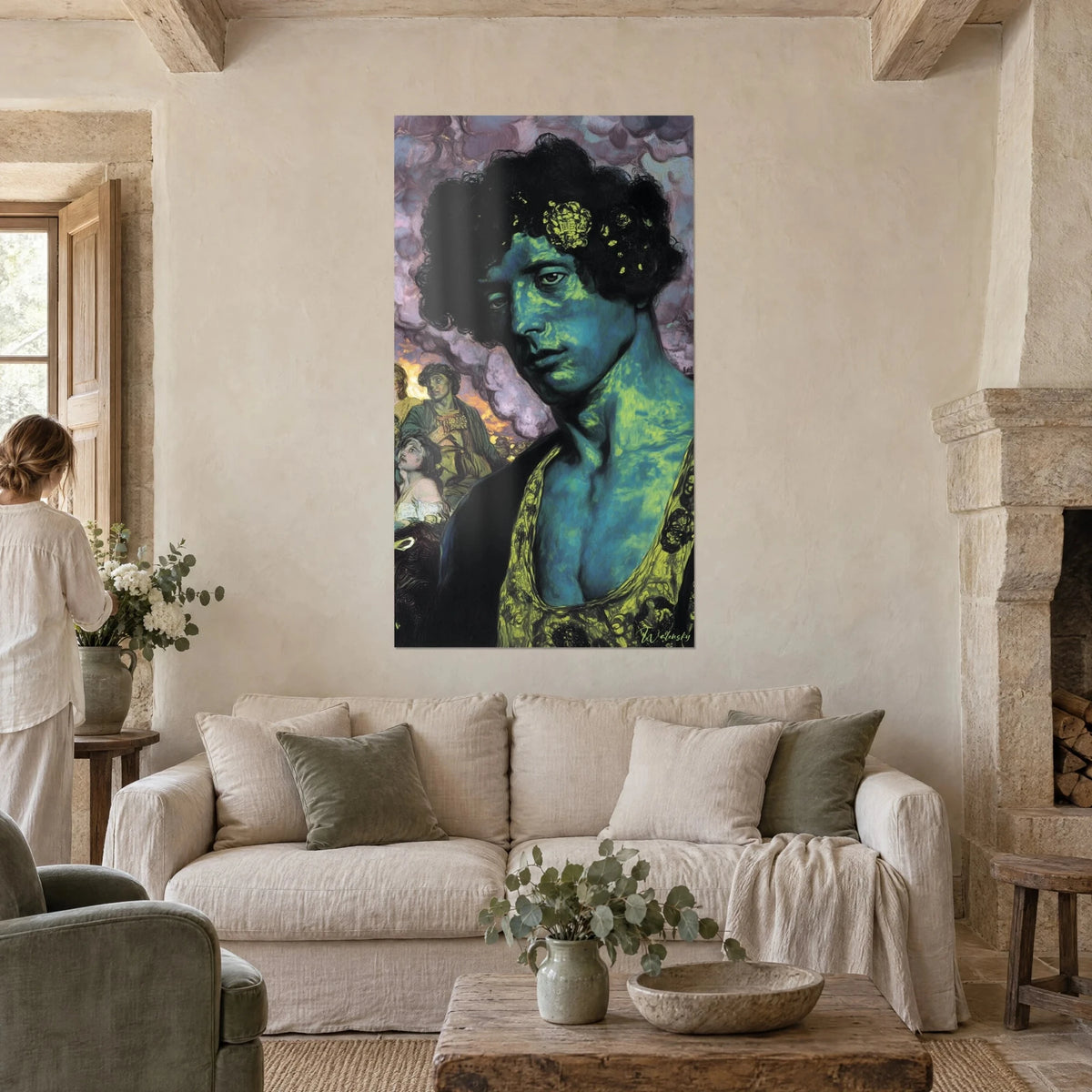 Gemälde junger Mann mit türkisfarbenem Gesicht und schwarzen Locken, violetter Hintergrund, zwei Personen von hinten über einem Sofa in einem hellen Wohnzimmer