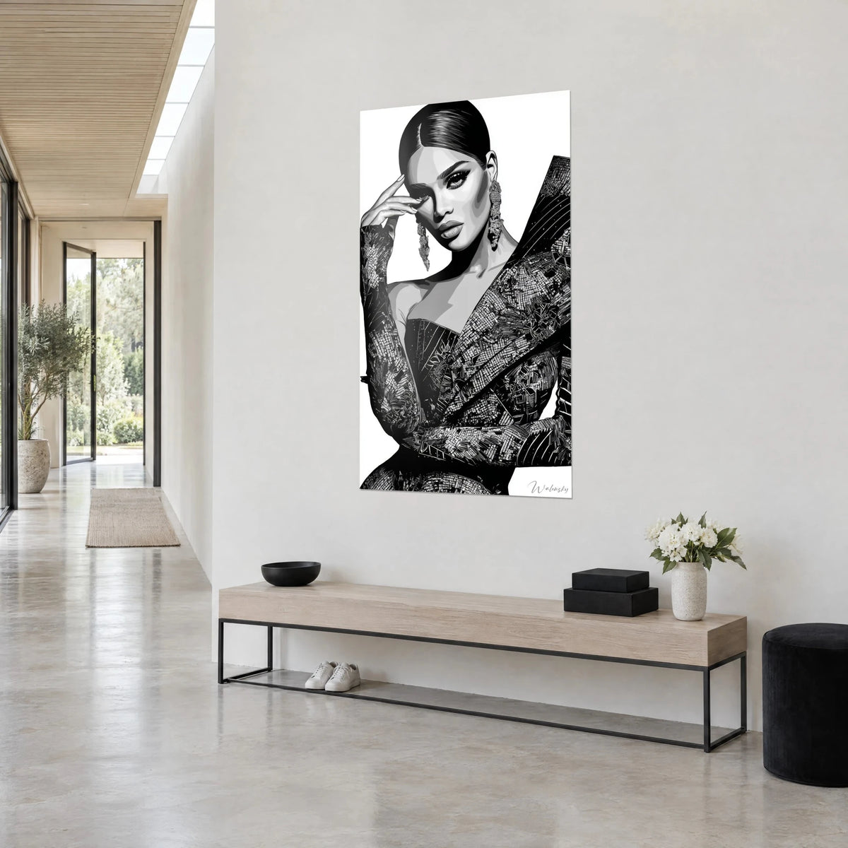 Gemälde Modeillustration einer Frau in einer schwarzen, architektonischen Jacke mit Stickerei, weißer Hintergrund, hellgraue Wand, Holzkonsole und weiße Blumen