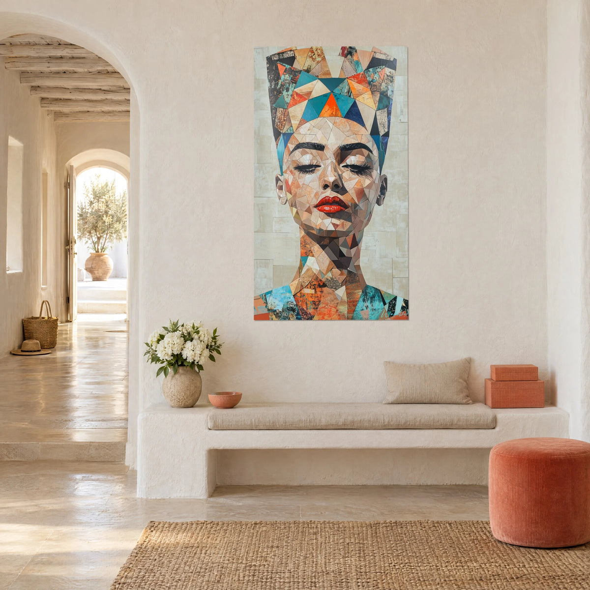 Gemälde Büste der Nofretete aus aufgeklebten Papierfragmenten, blaue und orangefarbene Kopfbedeckung, beiger Teint, an einer weißen Wand eines mediterranen Hauses