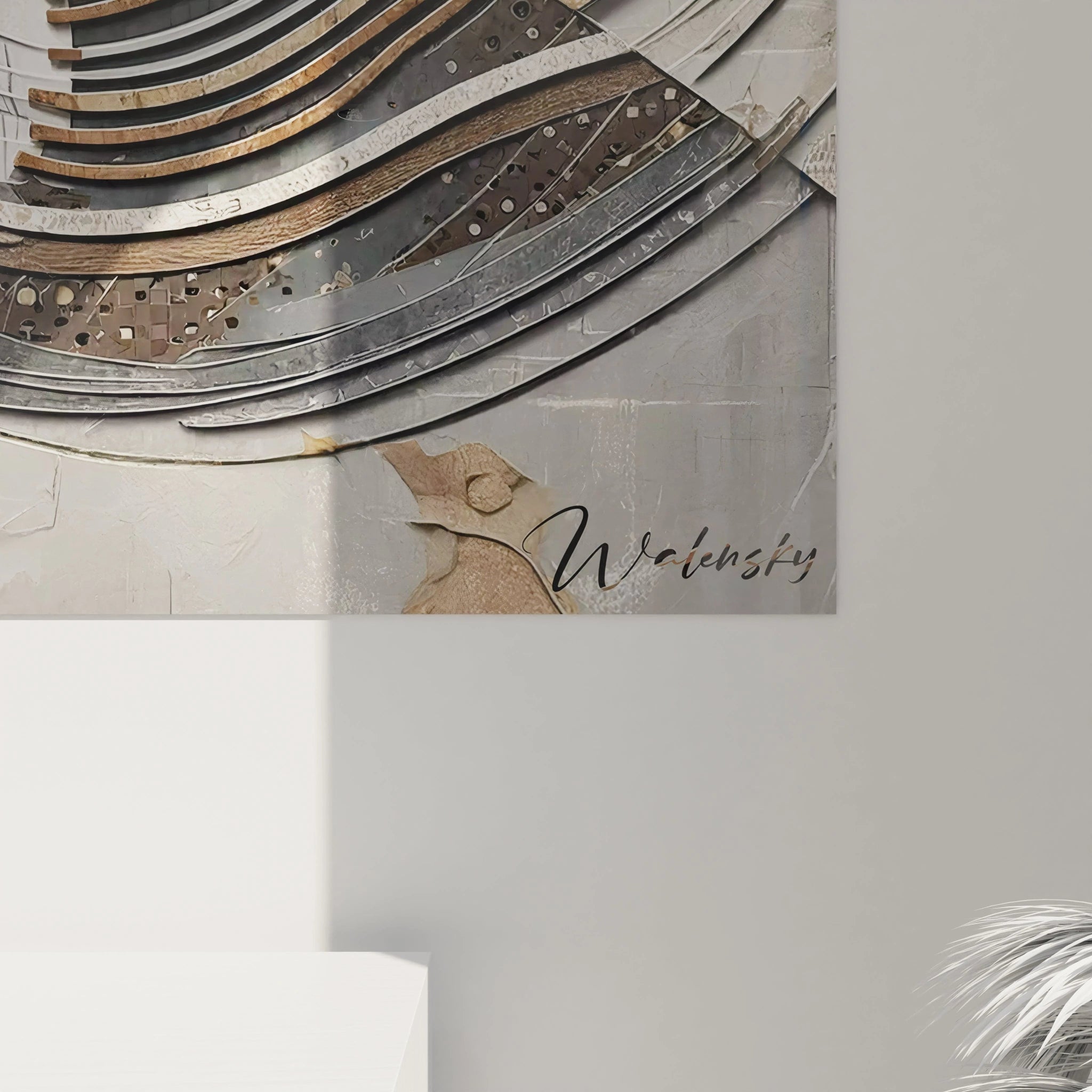 Zoom sur le tableau africain, mettant en lumière les détails du profil féminin et les motifs du turban, dans des nuances d'argent et de beige qui expriment force et douceur.

