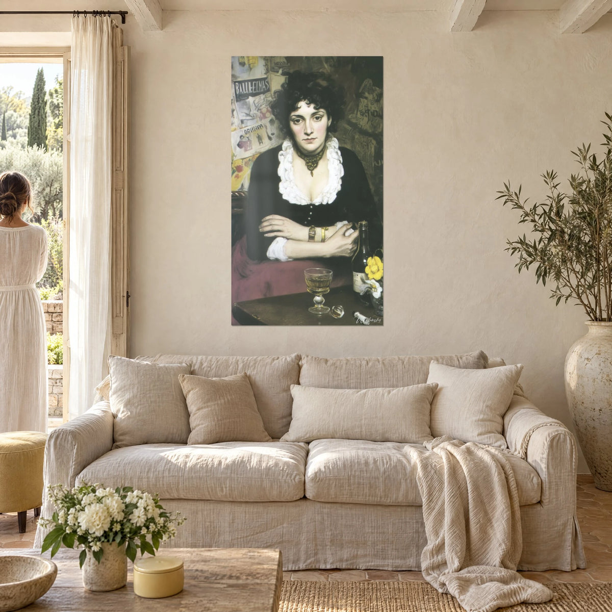 Quadro donna bruna con le braccia incrociate, colletto di pizzo bianco e abito nero, bicchiere di assenzio ambrato, sopra un divano in un soggiorno luminoso