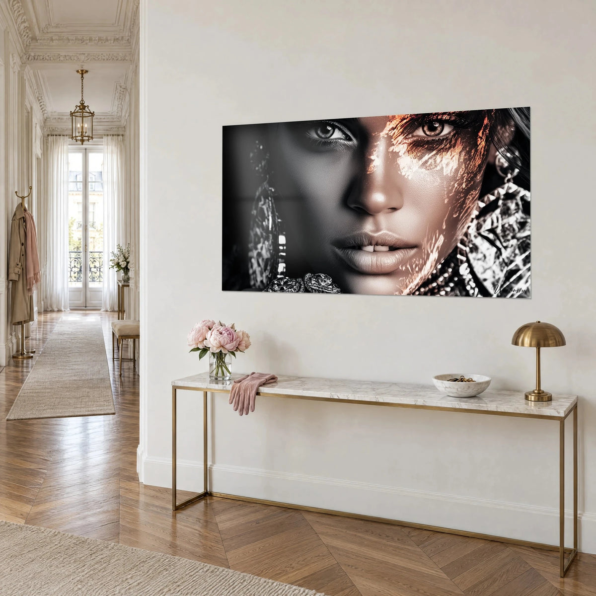 Schilderij portret met hazelnootbruine ogen, koperoranje glans over de halve gezichtshelft, naakte lippen, vergulde console, beige Haussmann-muur