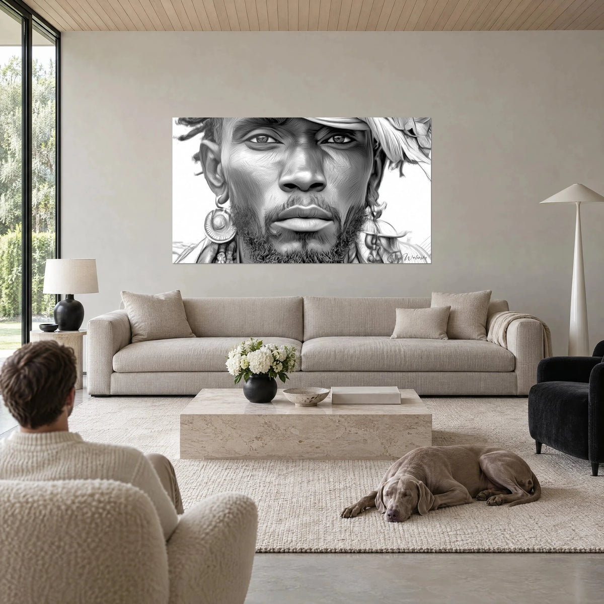 Gemälde Porträt eines Mannes mit ernstem Blick, Kohlezeichnung in Schwarz und Weiß, runder Ohrring, über einem Sofa in einem hellen Wohnzimmer