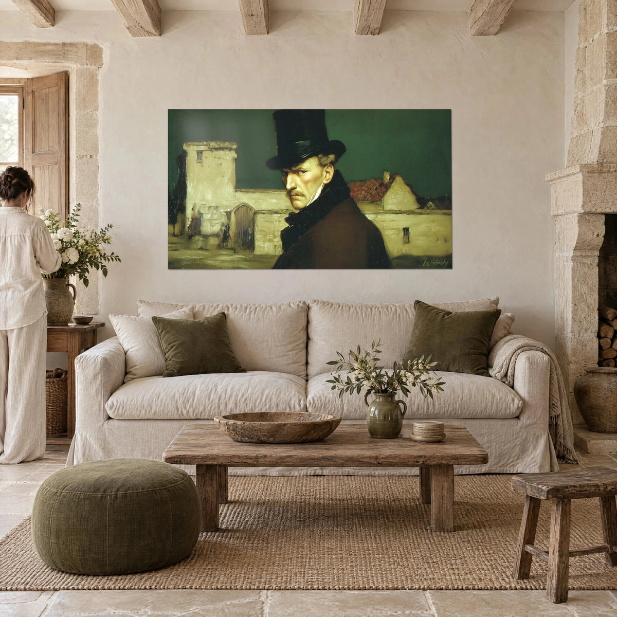 Tableau homme coiffé d'un haut-de-forme noir, regard sévère, fond vert sombre et murs ocre, au-dessus d'un canapé dans un salon lumineux