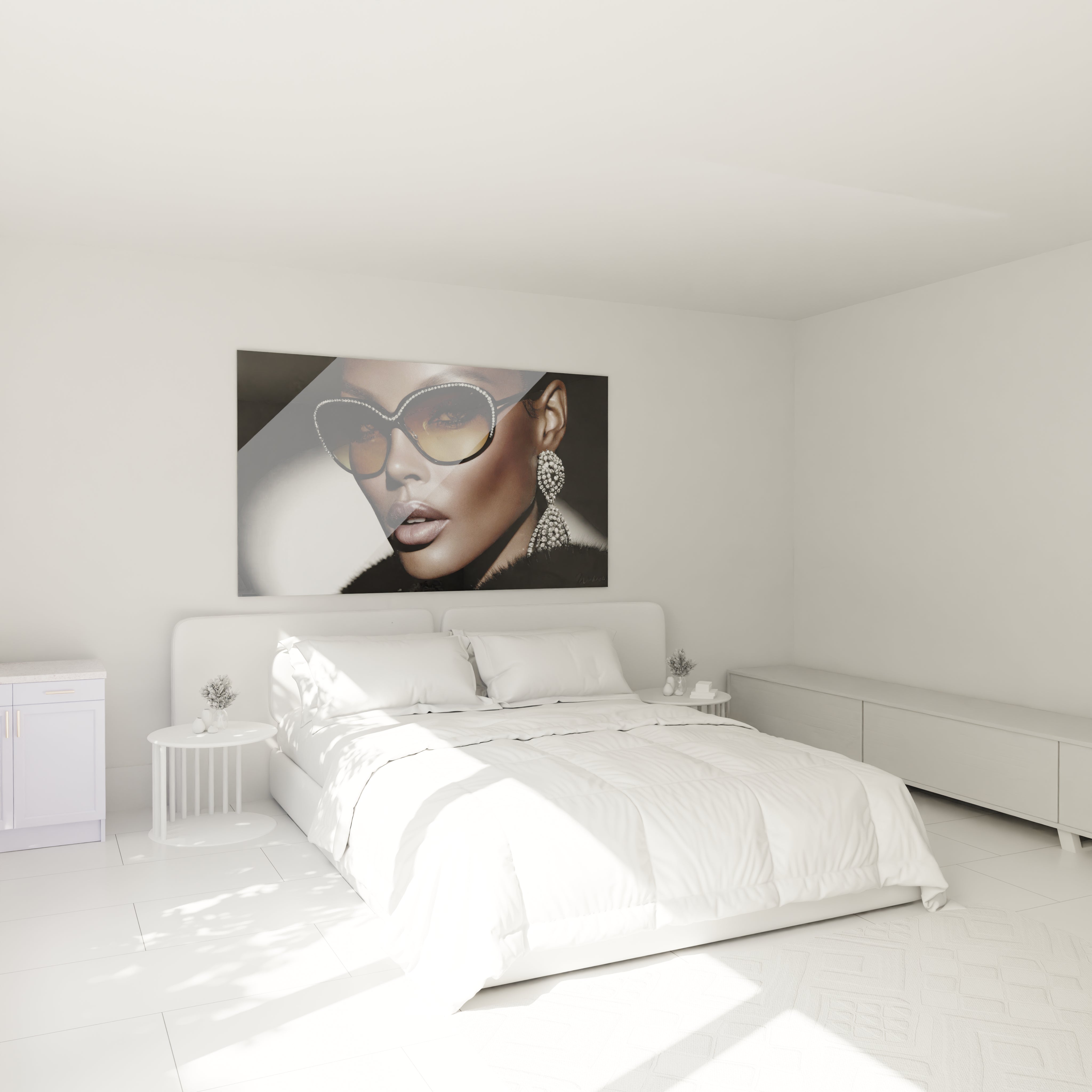 Tableau portrait doré mode avec une femme portant des lunettes de soleil dans une chambre moderne