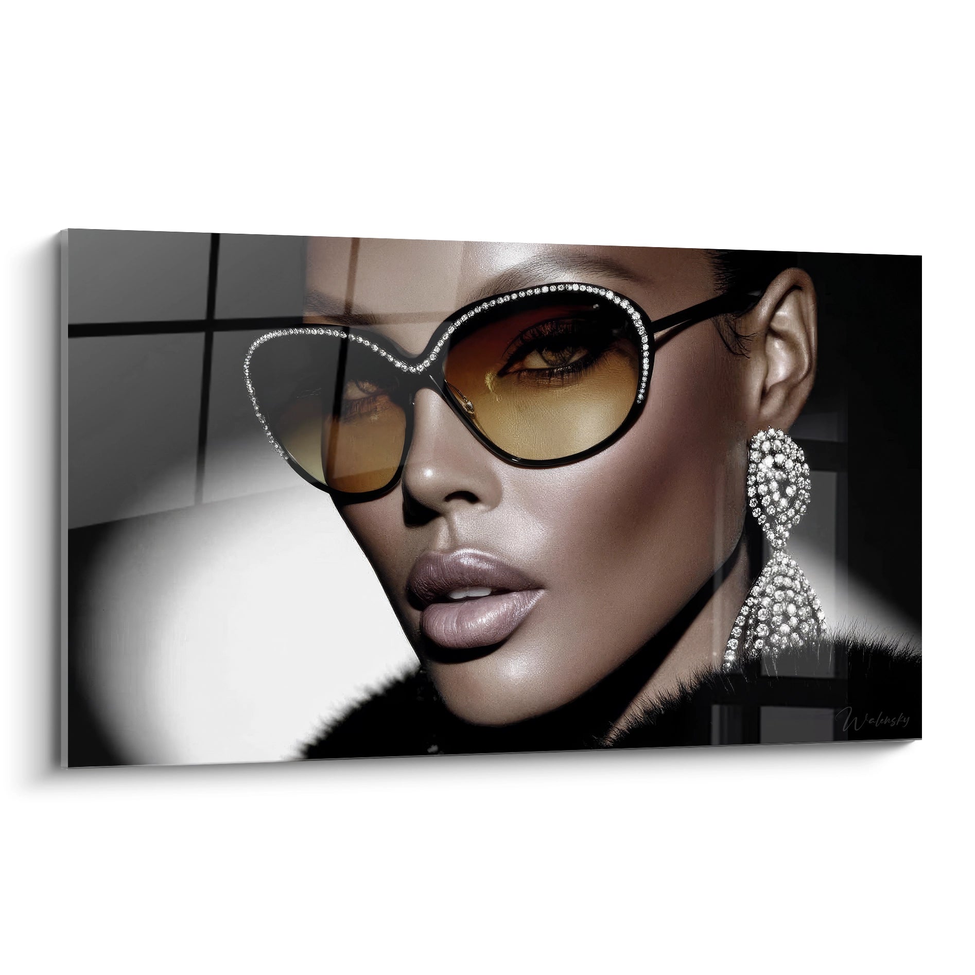 Tableau portrait doré mode mettant en avant un visage féminin avec lunettes de soleil élégantes